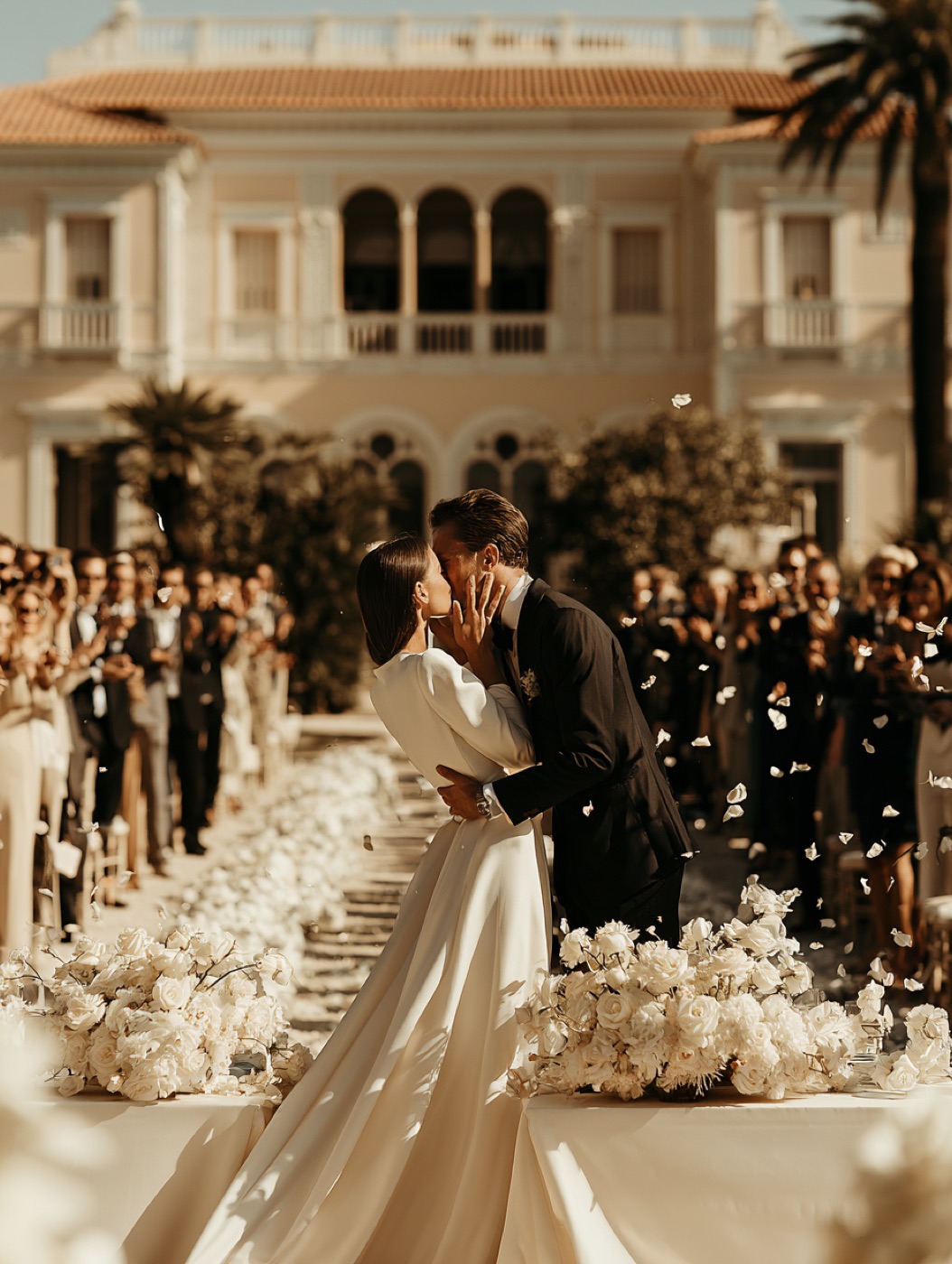 Élise and Julien kiss after their vows